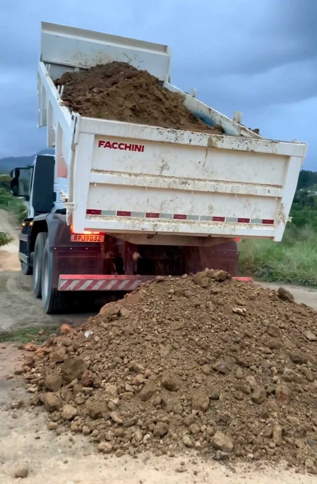 Camacã: Portelinhas de Camacã e São João do Panelinha recebem patrolamento e cascalho